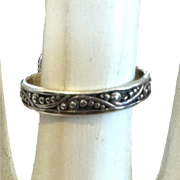 925 stamped silver and green ring. Artisan work around entire band. Size 5 - Picture 10 of 10